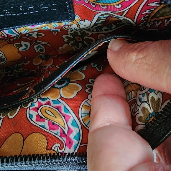 Naturalizer Black Crossbody Bag with Adjustable Strap and Classic Design - Picture 8 of 10